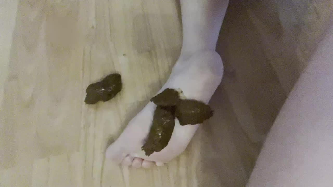 Mia Skye -  Feet shitting