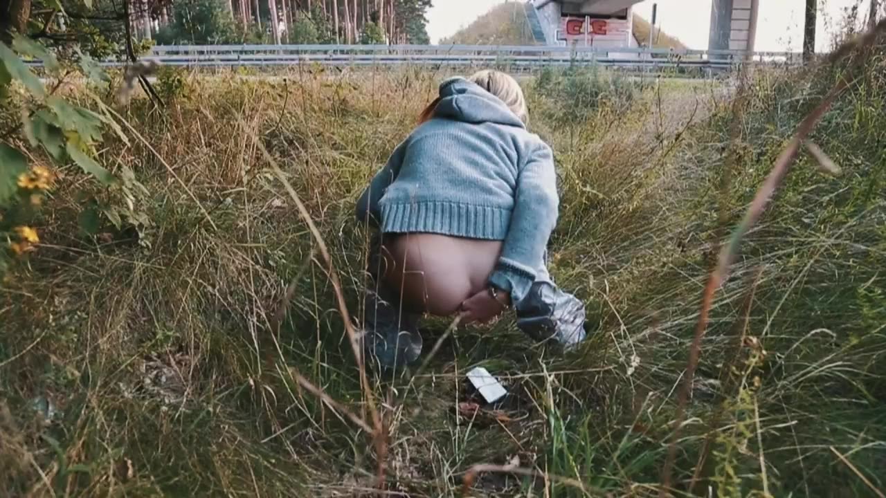 Mia Skye -  Highway pooping