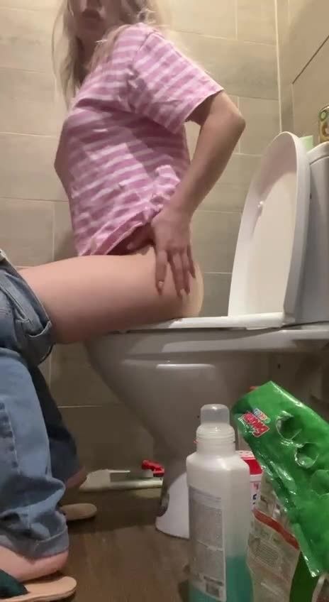 Misty Phoenix – Toilet poop