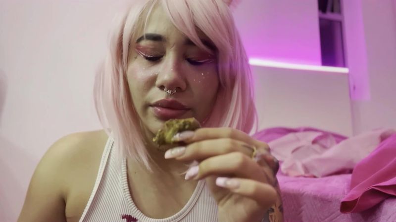 KellyPink18 – Eating and swallowing poop