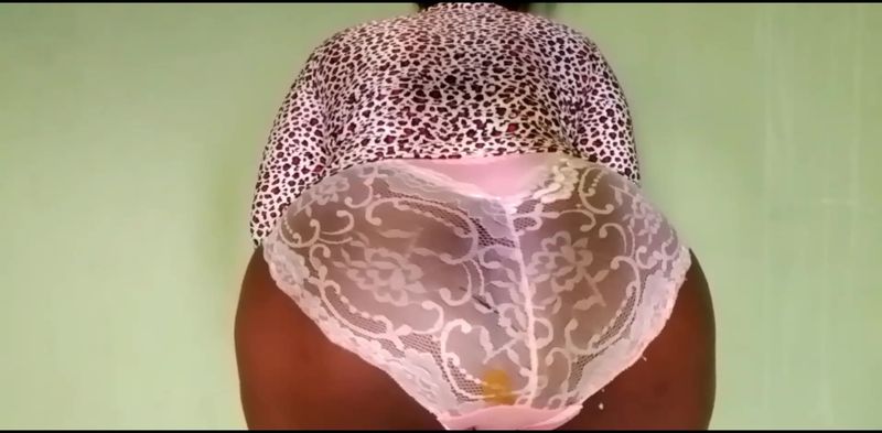 PrettyEbonies – Bigbutt pooping in panty again