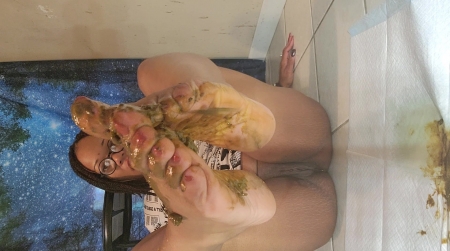 Uniqueen21 – Uni Ella Peeing And Poop