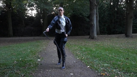 Femdomfoto - Lady Iveta - Walking And Cracking (german)