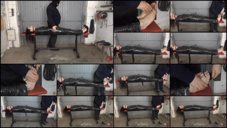 Fetishgarage – Mummified Feet Brushing Fetishgarage – Mummified Feet Brushing