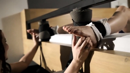 Tickletherapy – Powerlifter Nataly Foot Tickle Therapy