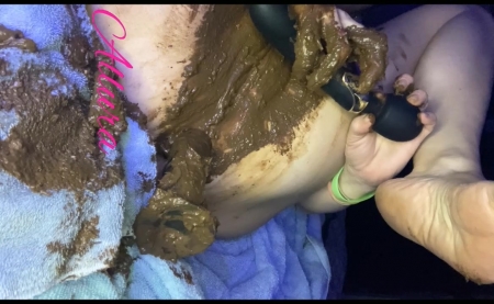 Allura – Masturbate Anal Scat In My Bed Clip