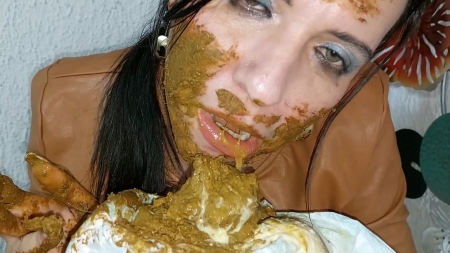 Love Scat Catx – Huge Shit In Diapers