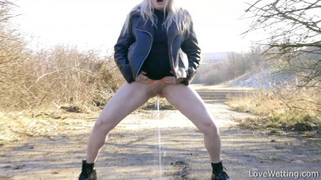 Andrea Quinn – Pissing Scene