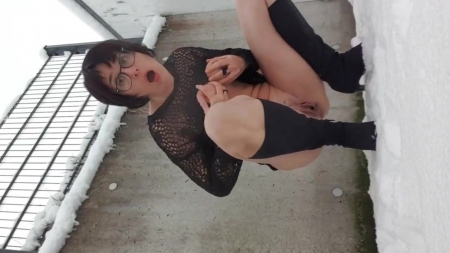 Julieeroticdress – Milf Naked In The Snow With Multiple Orgasms