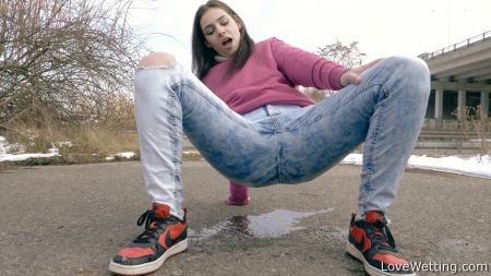 Alexa Throat – Wetting Jeans