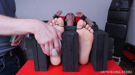 Uktickling – Roxy Screams In The Immobiliser Stocks!- Mf, Ticklingfeet