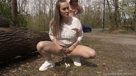 Cindy Shine And Naomi Bennet – Pissing Scene