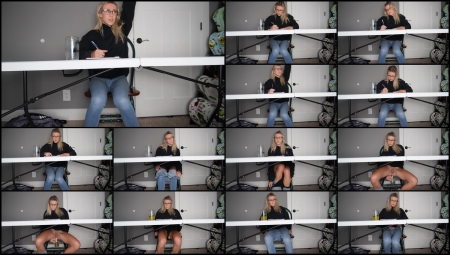 Keeks 3005 – Pee Desperation In Class