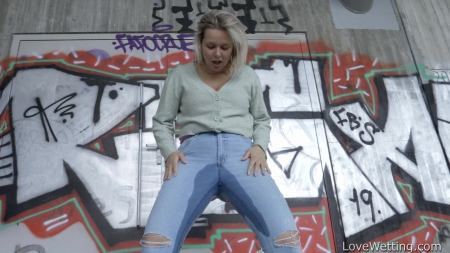 Nikki – Pissing Wetting Jeans