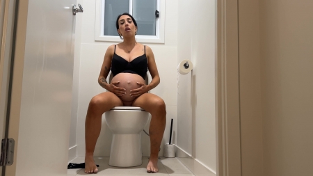 Aysha Paige – Desperate To Pee