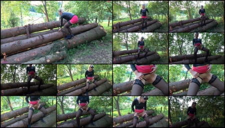 Skylabitch – Tree Trunk Urination In Halterlosen Skylabitch – Tree Trunk Urination In Halterlosen